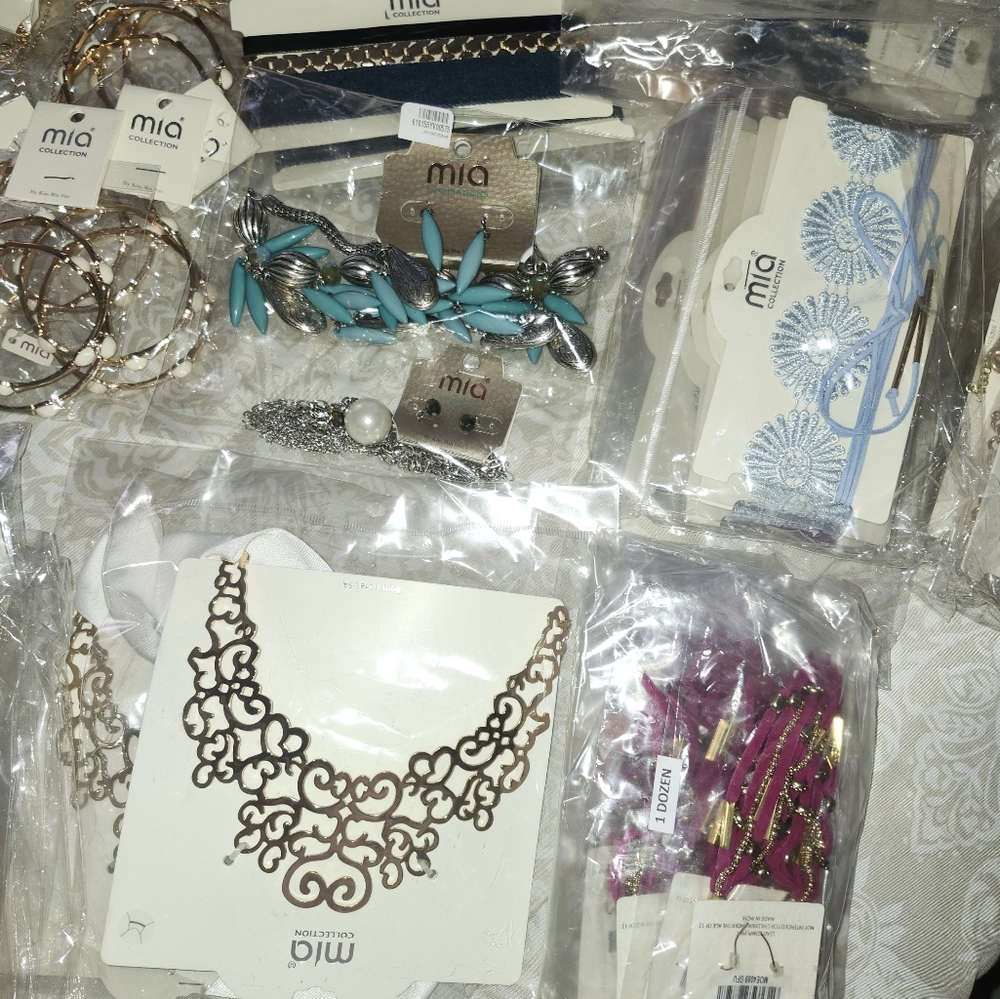 Resellers Bundle 132 pieces of Mia Collection Accessories. - Picture 5 of 10